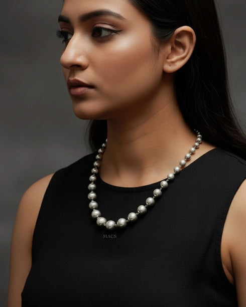 Silver graduated ball necklace