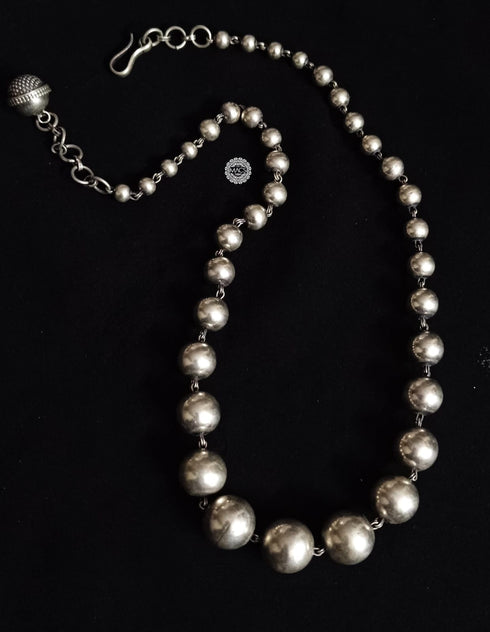 Silver graduated ball necklace