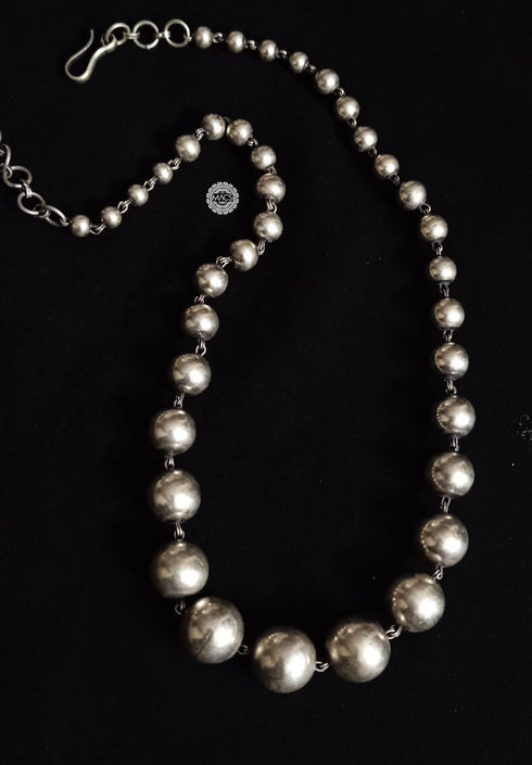 Silver graduated ball necklace