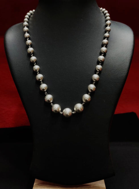 Silver graduated ball necklace