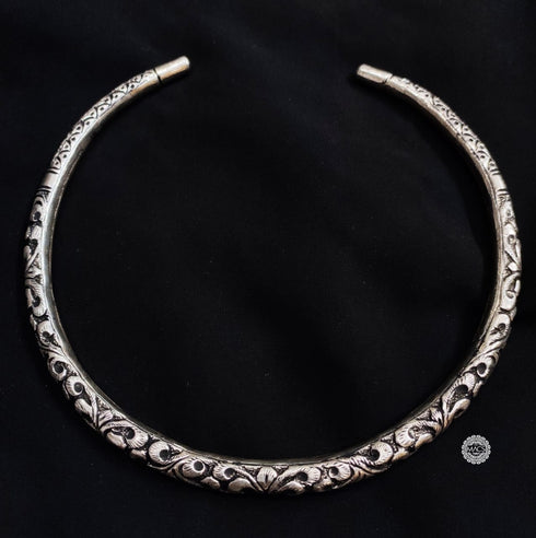 chitai silver hasli necklace, silver flexible choker necklace, silver pipe necklace, intricate chitai work neckpiece